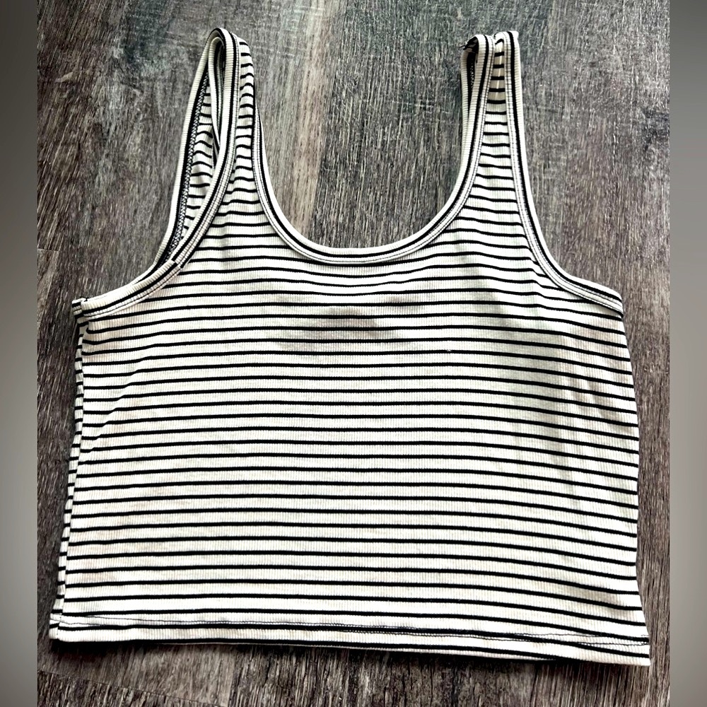 Gaze Cropped Tank Top - Picture 1 of 3